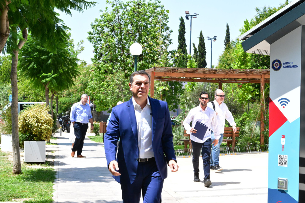 Θέλει ο Τσίπρας να κρυφτεί... και η διαπλοκή δεν τον αφήνει