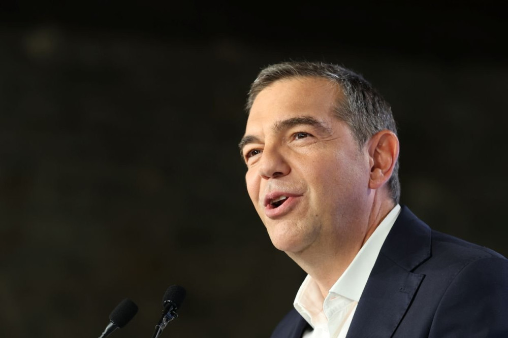 Ο Αλέξης Τσίπρας φορολογεί τους χρηματοδότες του και ψάχνει... θυρίδες