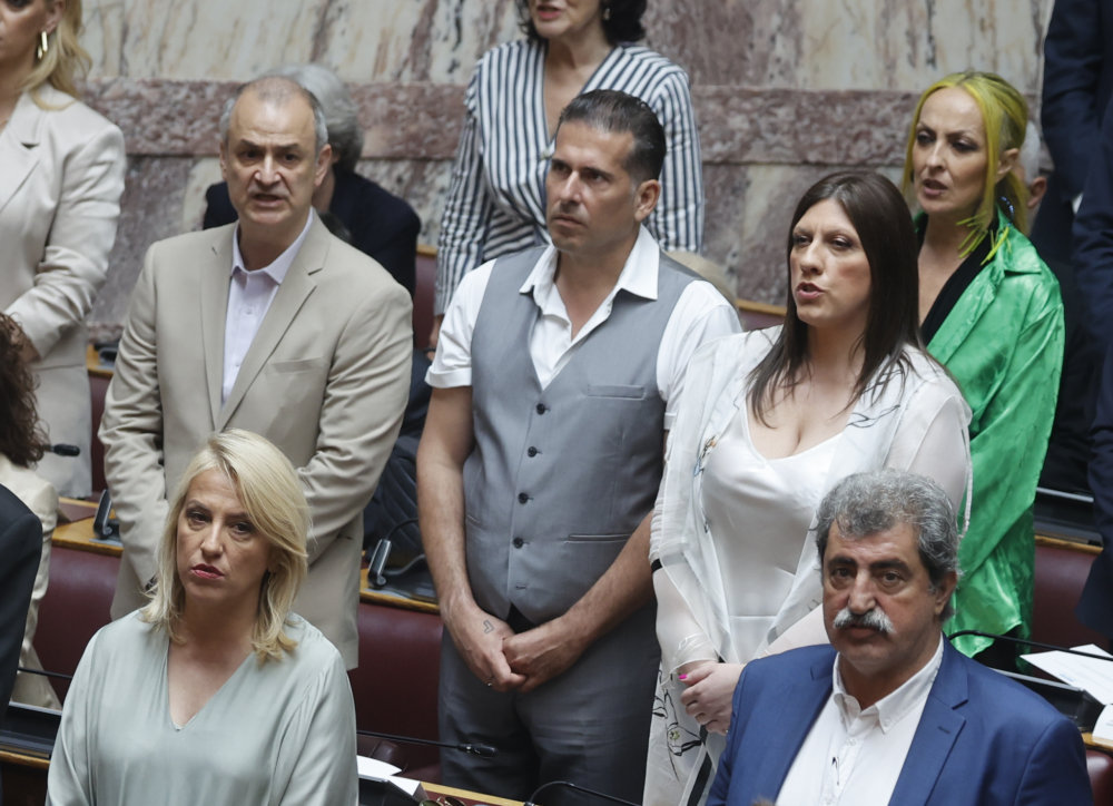 Η Ρένα Δούρου κλείνει το μάτι στη Ζωή Κωνσταντοπούλου