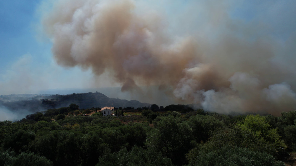 Ανεξέλεγκτη η φωτιά στην Κεφαλονιά - Δύσκολο το μέτωπο στη Λούμπα Βιλίων (video)