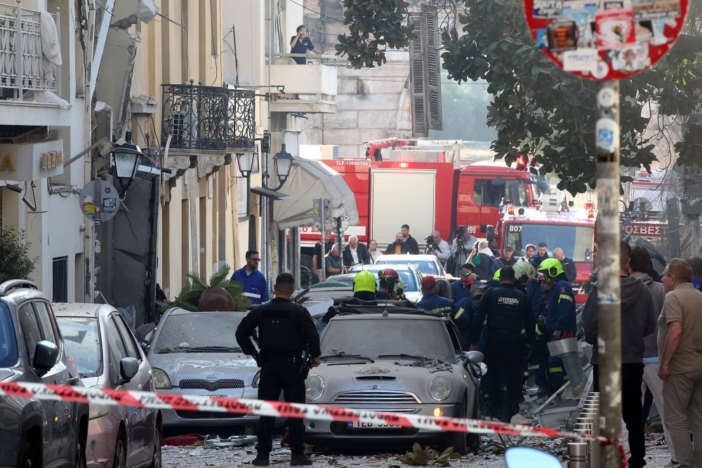 Έκρηξη σε κτήριο στην Πλάκα: έρευνες για αγνοούμενους - Διαρροή φυσικού αερίου «βλέπουν» οι Αρχές