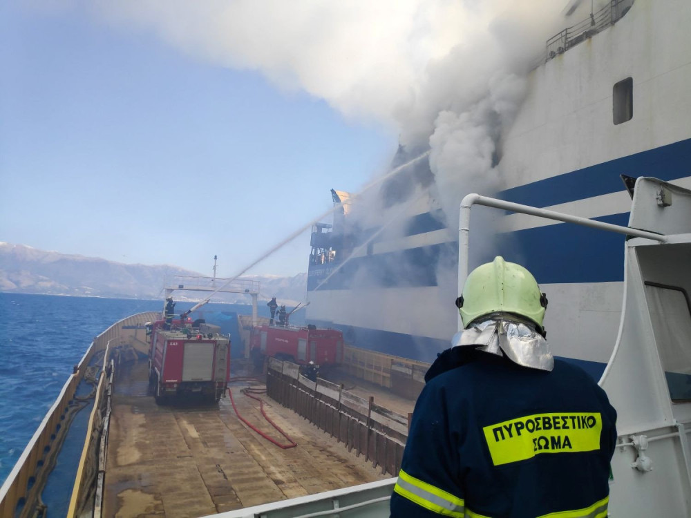 Στις φλόγες  φορτηγό - οχηματαγωγό με 29 επιβαίνοντες βόρεια της Μυκόνου