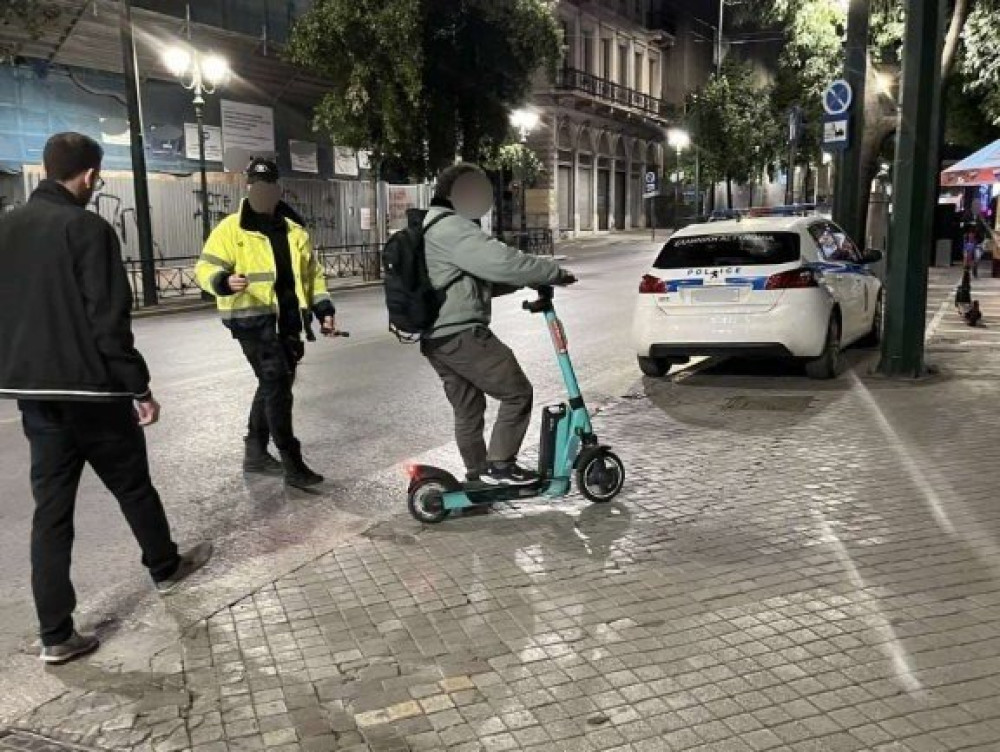 «Σαφάρι» ελέγχων της Τροχαίας για τα ηλεκτρικά πατίνια στην Αθήνα