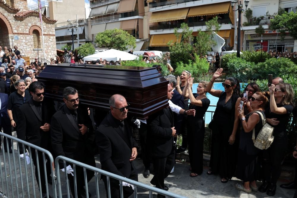 Κηδεία Γιώργου Μαζωνάκη: κάποιοι πήγαν για την ψυχή τους, άλλοι για τα like