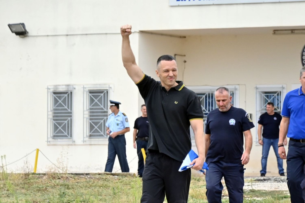 Σάλος με δωρεά του Κασιδιάρη στα Μέγαρα: «Εξω οι φασίστες από τα σχολεία μας»