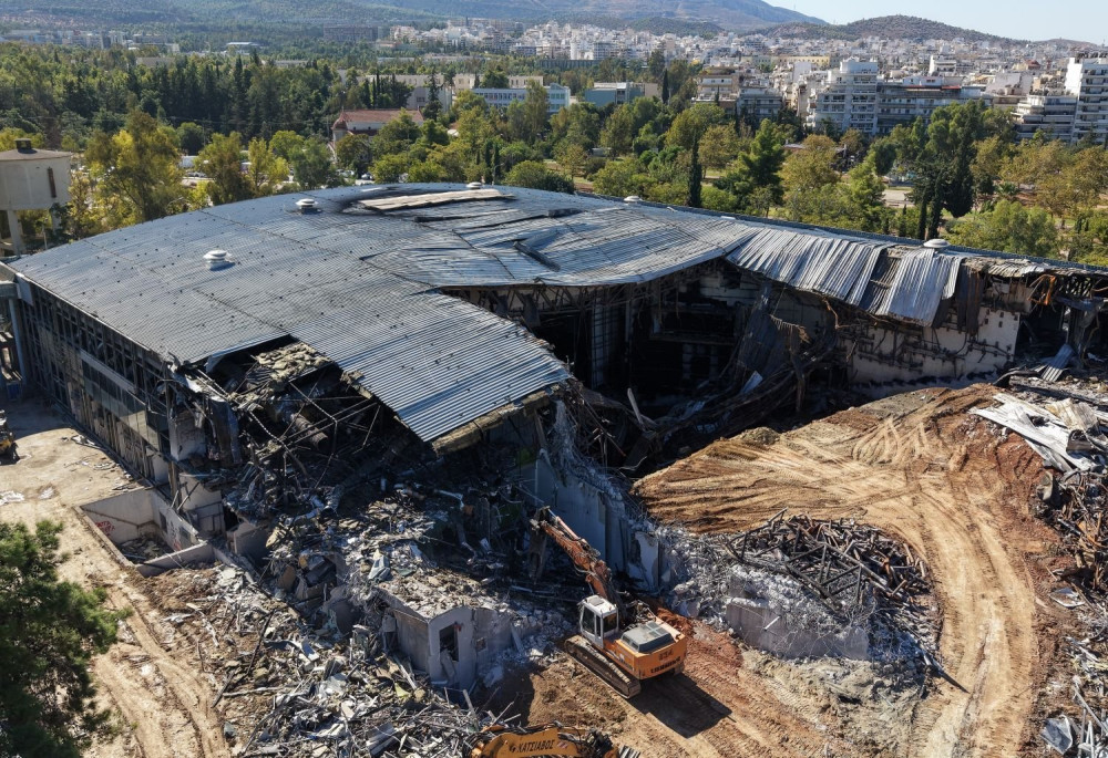 Συναγερμός στο θέατρο Μπάντμιντον: δυο εργάτες αναίσθητοι κατά τις εργασίες κατεδάφισης