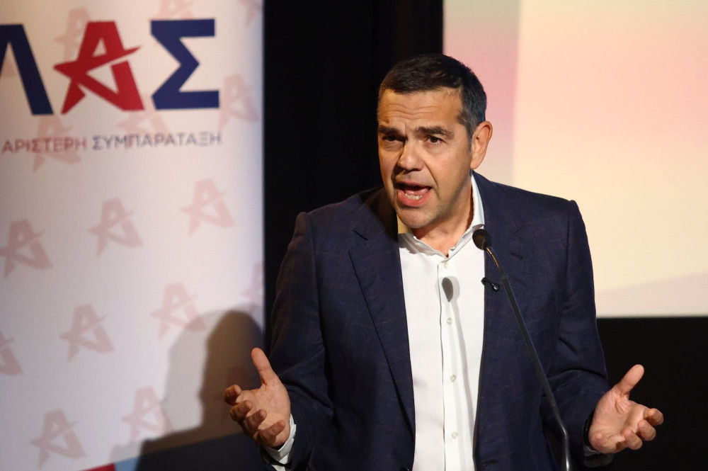 Ο Τσίπρας, η νύφη και η… πεθερά: επίθεση στην κυβέρνηση με το βλέμμα στο ΠΑΣΟΚ