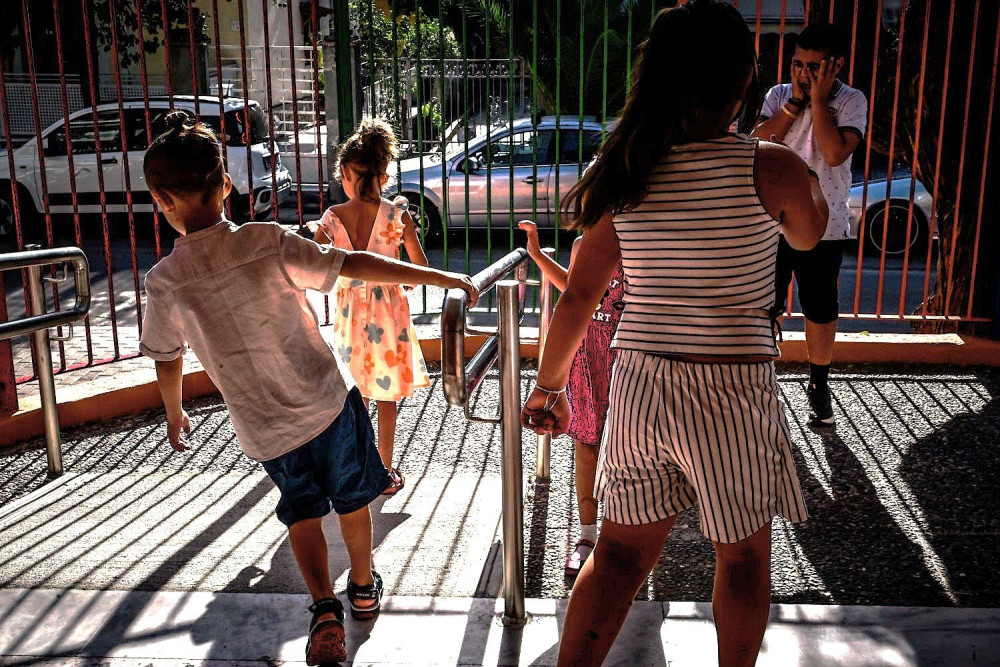 «Κουμπαράς για νέα γενιά»: πώς θα λειτουργήσει, τι πρέπει να προσέξουν οι γονείς