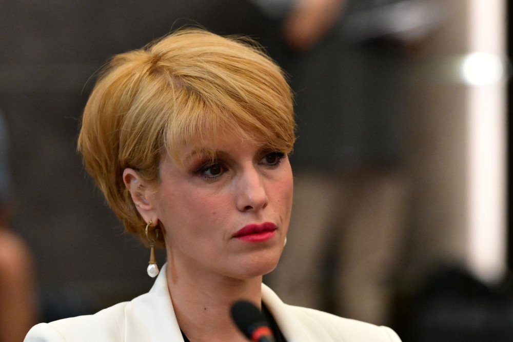 Τα κενά στα σχολεία και η άγνοια κινδύνου της Θεώνης του Αλέξη