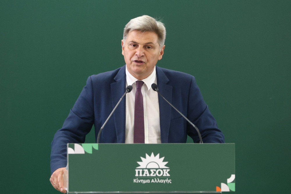 Η περίπου συγγνώμη του ΠΑΣΟΚ: μισόλογα για τα «χαριεντίσματα» του Φαραντούρη