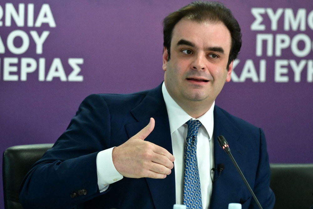 Πόσο μειώνονται οι φόροι, τι κερδίζουν μισθωτοί και συνταξιούχοι - Κουμπαράς για τη νέα γενιά