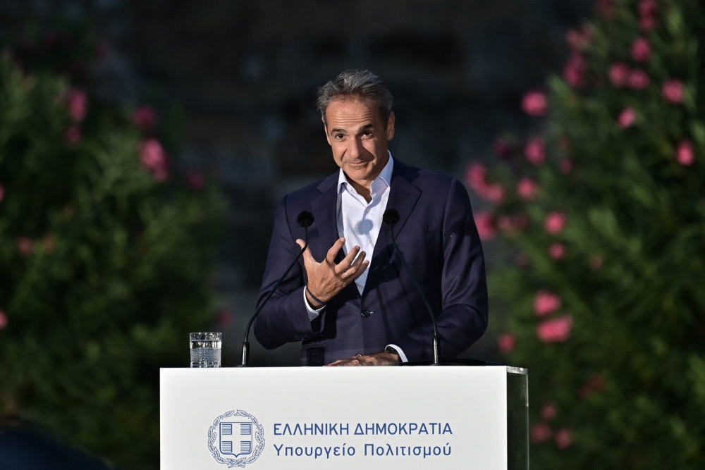 Από τη μία η αξιοπιστία της κυβέρνησης, από την άλλη τα «λεφτόδεντρα» της αντιπολίτευσης