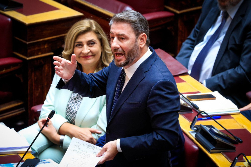 Διπλά εκτεθειμένο το ΠΑΣΟΚ με την αναθεώρηση: πώς ο Ανδρουλάκης αναιρεί τον εαυτό του