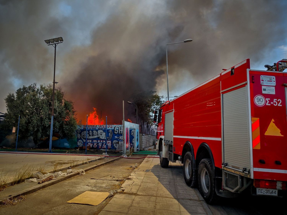 Φωτιά στου Ρέντη σε ακαθάριστο οικόπεδο - Εστάλη 112 για τους καπνούς (video)