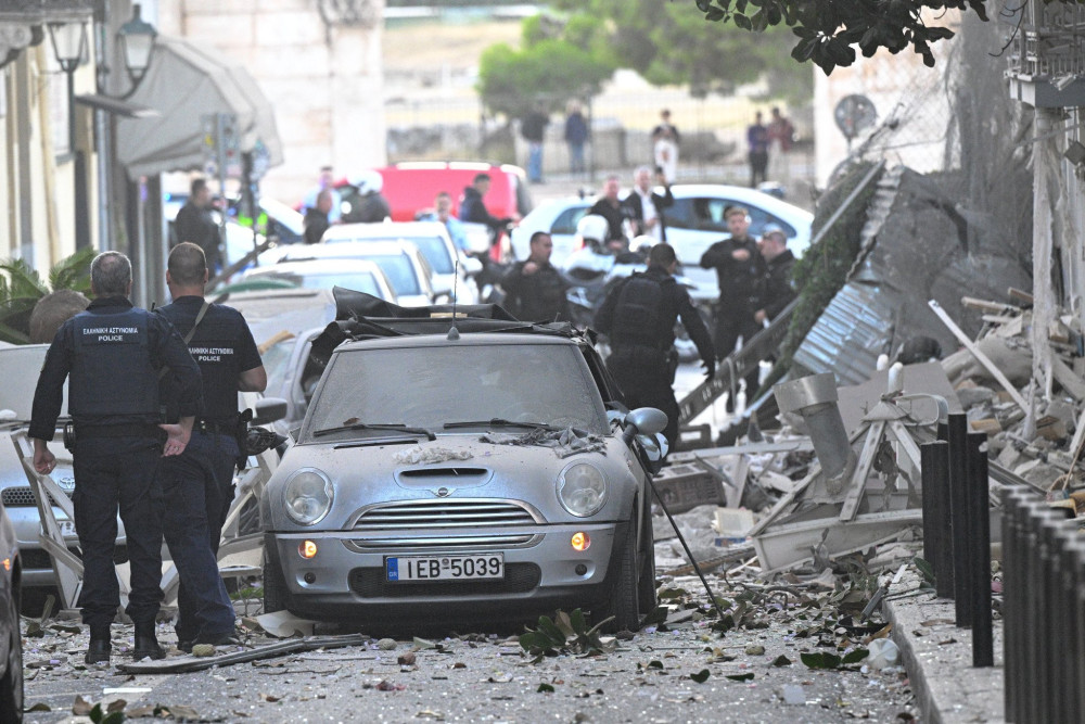Έκρηξη στην Αθήνα: κατέρρευσε κτήριο στην Πλάκα - Τραυματίστηκε περαστικός, απεγκλωβίστηκαν δύο γυναίκες  (video)