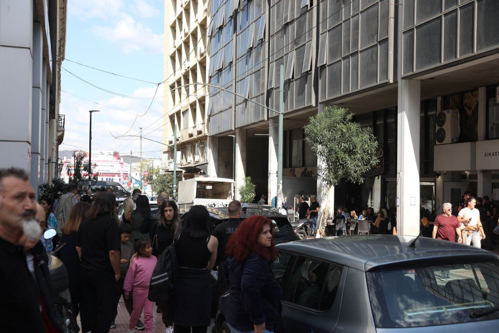 Εκκενώθηκαν τα δικαστήρια Πειραιά μετά από τηλεφώνημα για βόμβα