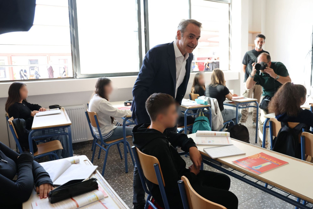 Οι χαλαρές στιγμές Μητσοτάκη στο 4ο Γυμνάσιο Ασπροπύργου: «Τώρα ανεβαίνω»