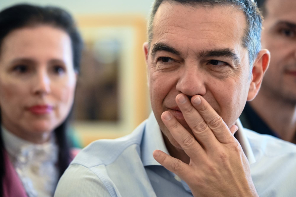 Ο Τσίπρας και το… κεφάλαιο: «Όχι» στον φόρο των εφοπλιστών το 2015, «παρών» το 2022 για τα διυλιστήρια