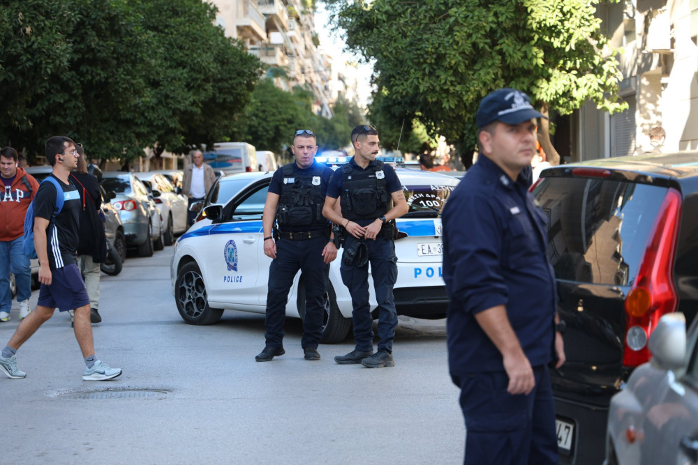 Καλλιθέα: η αστυνομία απομάκρυνε τα δύο φιαλίδια με ουσία που χρησιμοποιείται για εκρηκτικά