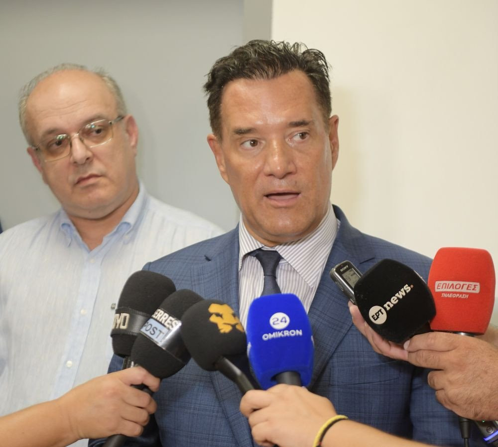 «Κανονικοί απατεώνες» - Αιχμηρό σχόλιο Άδωνι Γεωργιάδη για τους γιατρούς του Γιώργου Μαζωνάκη (video)