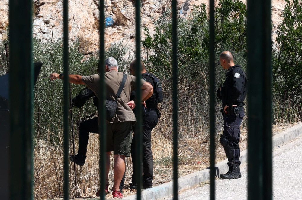Μακάβριο εύρημα στην Κυψέλη: εντοπίστηκαν ανθρώπινα οστά στην Αλεπότρυπα