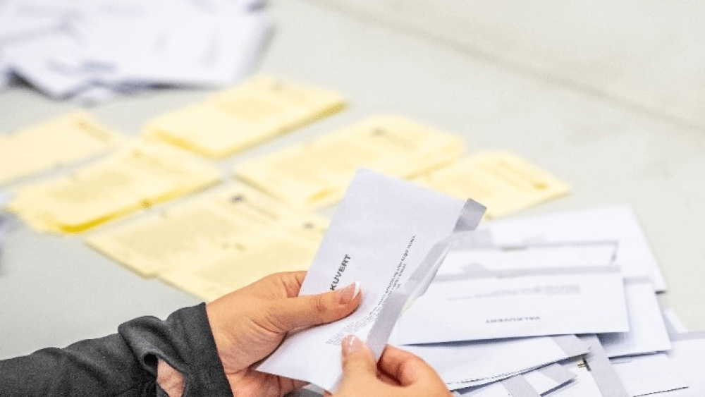 Προβάδισμα μίας έδρας για το συντηρητικό μπλοκ στις εκλογές της Σουηδίας