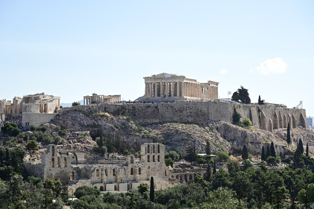 Βρετανοί εκατομμυριούχοι μετακομίζουν στην «ηλιόλουστη, χαμηλής φορολογίας Ελλάδα»