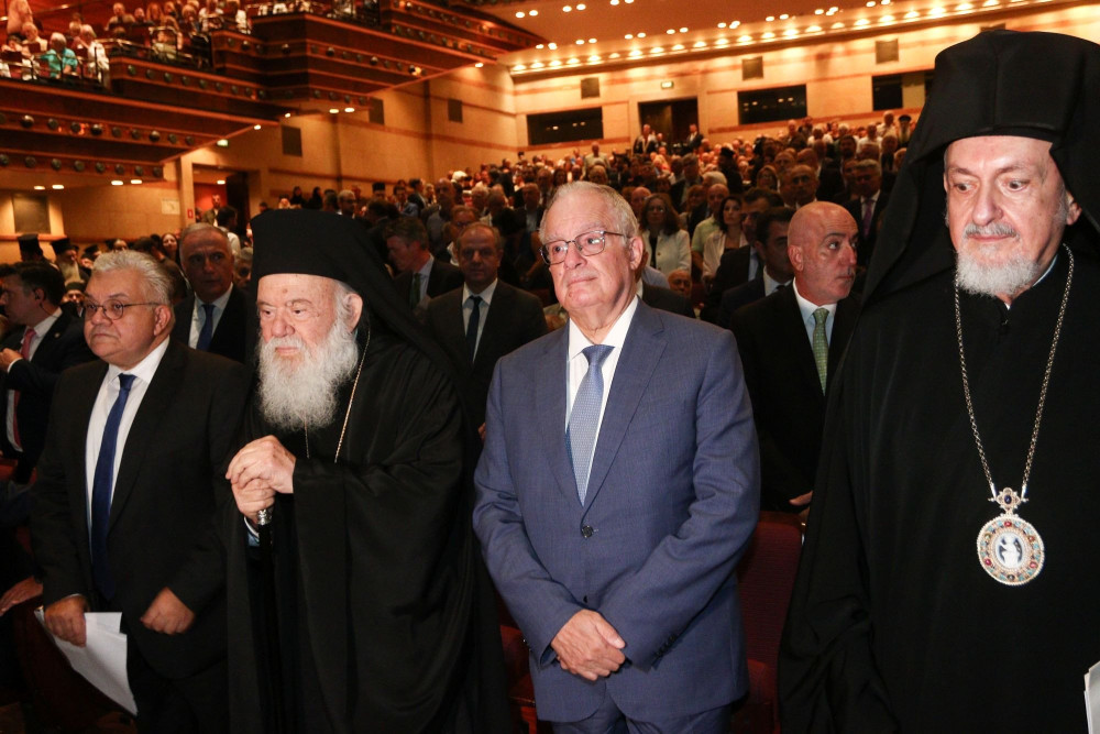 Κωνσταντίνος Τασούλας και Αρχιεπίσκοπος Ιερώνυμος στην εκδήλωση για τη Μονή Ξενοφώντος στο Μέγαρο Μουσικής Αθηνών