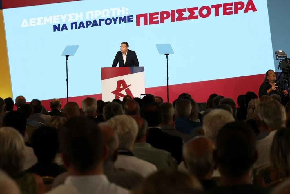 Τα ποσοστά πέφτουν και ο Τσίπρας μαζεύει πρώην ΣΥΡΙΖΑίους και πράσινα στελέχη