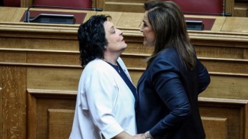 Καρέ – καρέ ο σφιχτός εναγκαλισμός Μπακογιάννη – Κανέλλη (Photos)