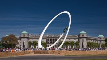 Γλυπτό-φόρος τιμής στην Aston Martin