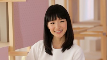 Η Μέρι Κόντο ταξιδεύει με τους κρυστάλλους, τα μολύβια και τις τσαγιέρες της