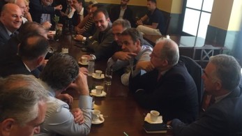 Βουλή: Χαλαρός καφές (άνευ τσιγάρου) Μητσοτάκη με «γαλάζιους βουλευτες