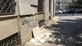 Ζημιές στο Δημαρχείο της Αθήνας από τον σεισμό -Επεσαν τα μάρμαρα