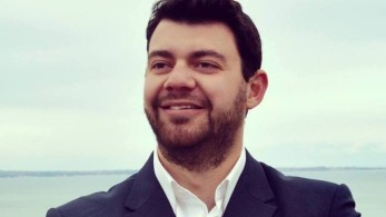 “Μας δουλεύει ο δήμαρχος ή τον… δουλεύουν;”