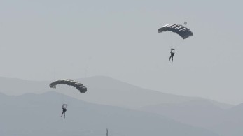 Νεκρός αλεξιπτωτιστής του στρατού: Παρασύρθηκε από τους ισχυρούς ανέμους