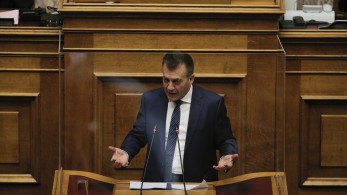 Ξεκάθαρος ο Βρούτσης: Δεν καταργείται το εργατικό δίκαιο – Δεν θίγονται 8ωρο, υπερωρίες και δώρα