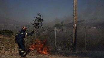 Σε ύφεση η πυρκαγιά στα Καλύβια – Σε επιφυλακή η Πυροσβεστική