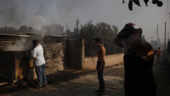 Φωτιά στα Καλύβια: Ειδική μέριμνα για όσους εγκατέλειψαν τα σπίτια τους