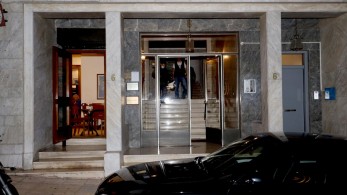 Άγνωστοι έγραψαν συνθήματα στο πολιτικό γραφείο του Νότη Μηταράκη (pic)