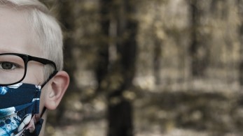 Κορωνοϊός: Ποια είναι τα βασικά συμπτώματα στα παιδιά