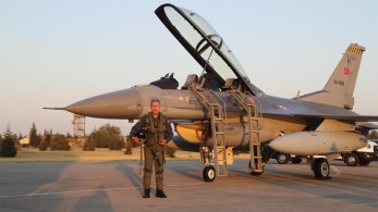 Σόου Ακάρ: Πέταξε με F-16 και απειλεί Γαλλία-ΗΠΑ