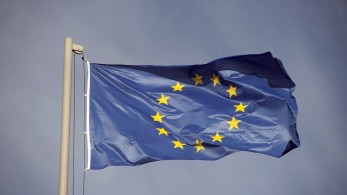Η Κομισιόν σφράγισε τη δεύτερη συμφωνία για εμβόλια κατά της COVID-19