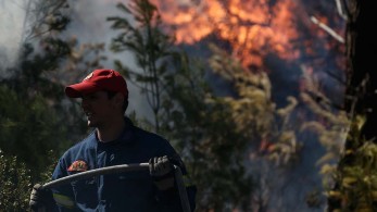 Φωτιά στα Καλύβια: Σε κατάσταση έκτακτης ανάγκης ο Δήμος Σαρωνικού