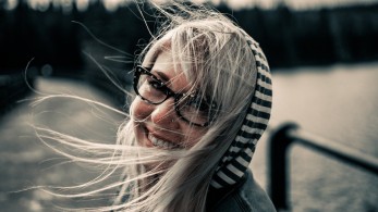 Απρόσμενο συμπέρασμα: Όσοι φοράνε γυαλιά έχουν μικρότερη πιθανότητα να αρρωστήσουν από κορωνοϊό