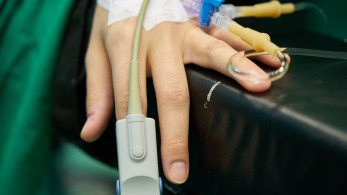 Κορωνοϊός: Ένας στους πέντε νέους που νοσηλεύονται χρειάζεται ΜΕΘ και ένας στους δέκα διασωλήνωση