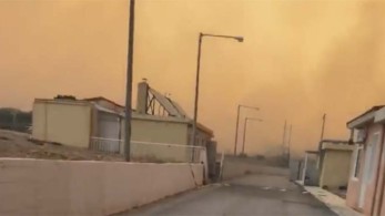 Φωτιά στα Καλύβια: Εκκενώθηκε οικοτροφείο και οικισμός