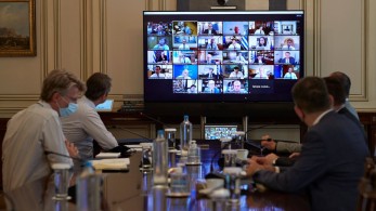 LIVE η διαδικτυακή συζήτηση του Πρωθυπουργού με τον Εκτελεστικό Διευθυντή του Economist