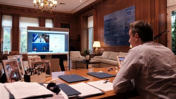 Τηλεδιάσκεψη Μητσοτάκη με Μέρκελ και Λάιεν για το προσφυγικό