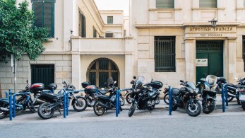 Δήμος Αθηναίων: 1.180 νέες θέσεις στάθμευσης δικύκλων στο κέντρο και τις γειτονιές